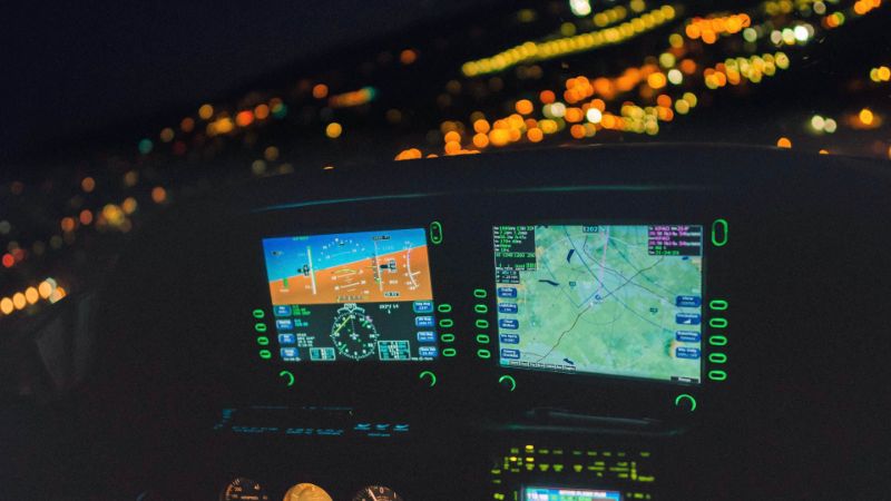 tecnología-cabina-noche-ciudad