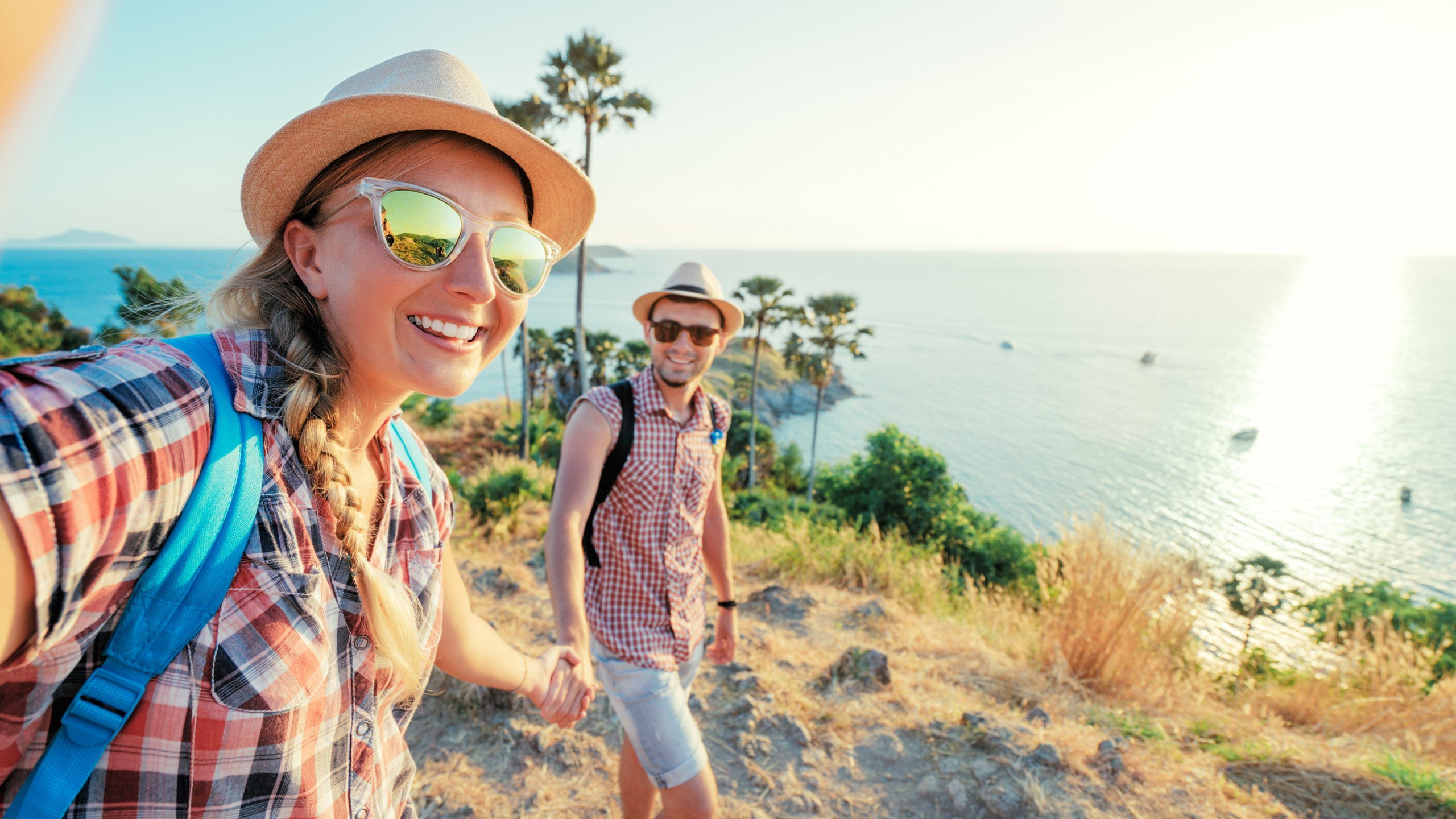 We love travel. Travel lovers. Любящая семья путешествие. We love travelling. Love travelling.