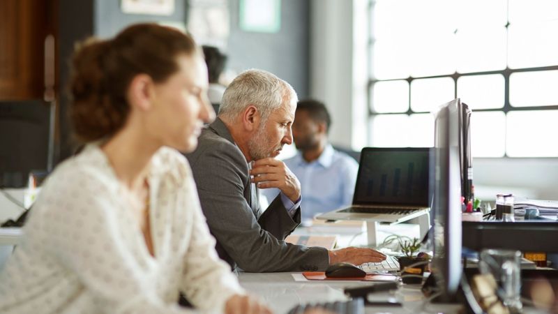 trabajadores-poniéndose-manos a la obra