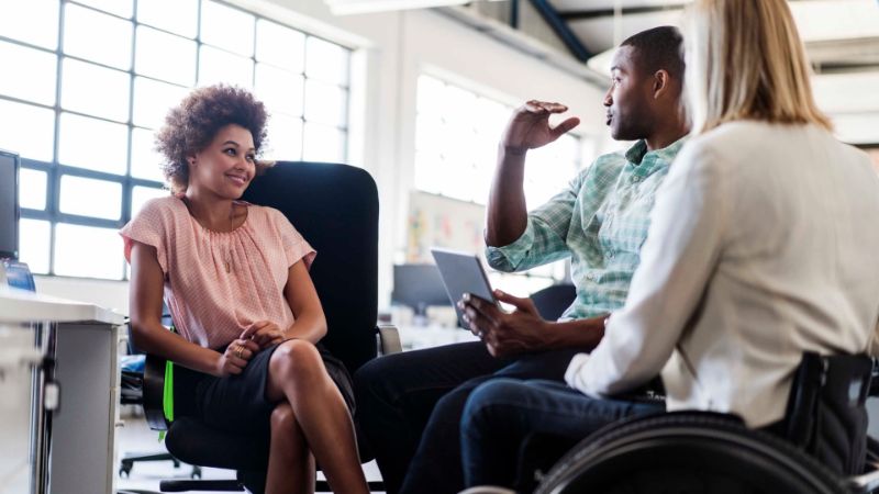 businessman-discussing-with-colleagues-in-office