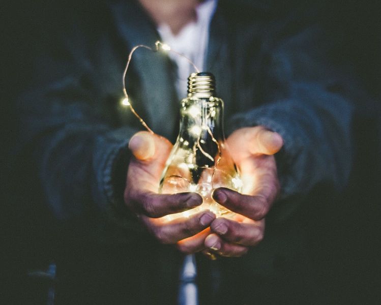 lightbulb-hands