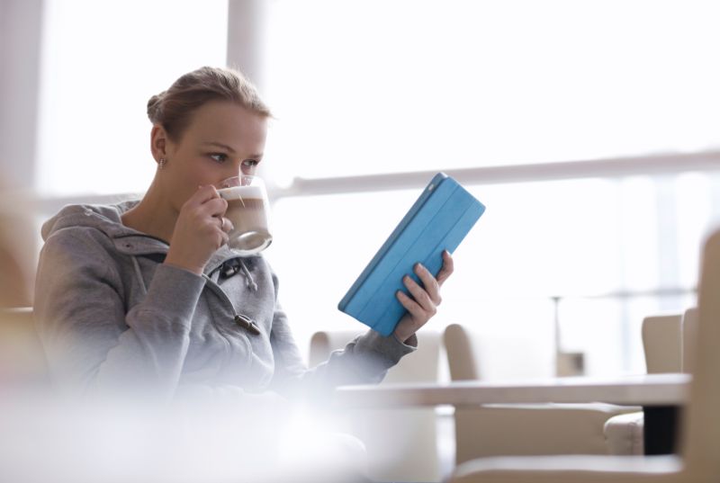 tecnología-tableta-mujer-café