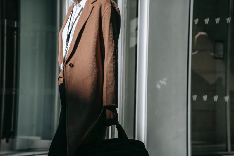 Passenger dropping off their bags off-airport.