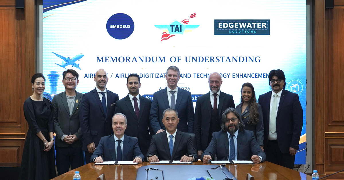 Representatives from Amadeus, Thai Aviation Industries and Edgewater shaking hands 