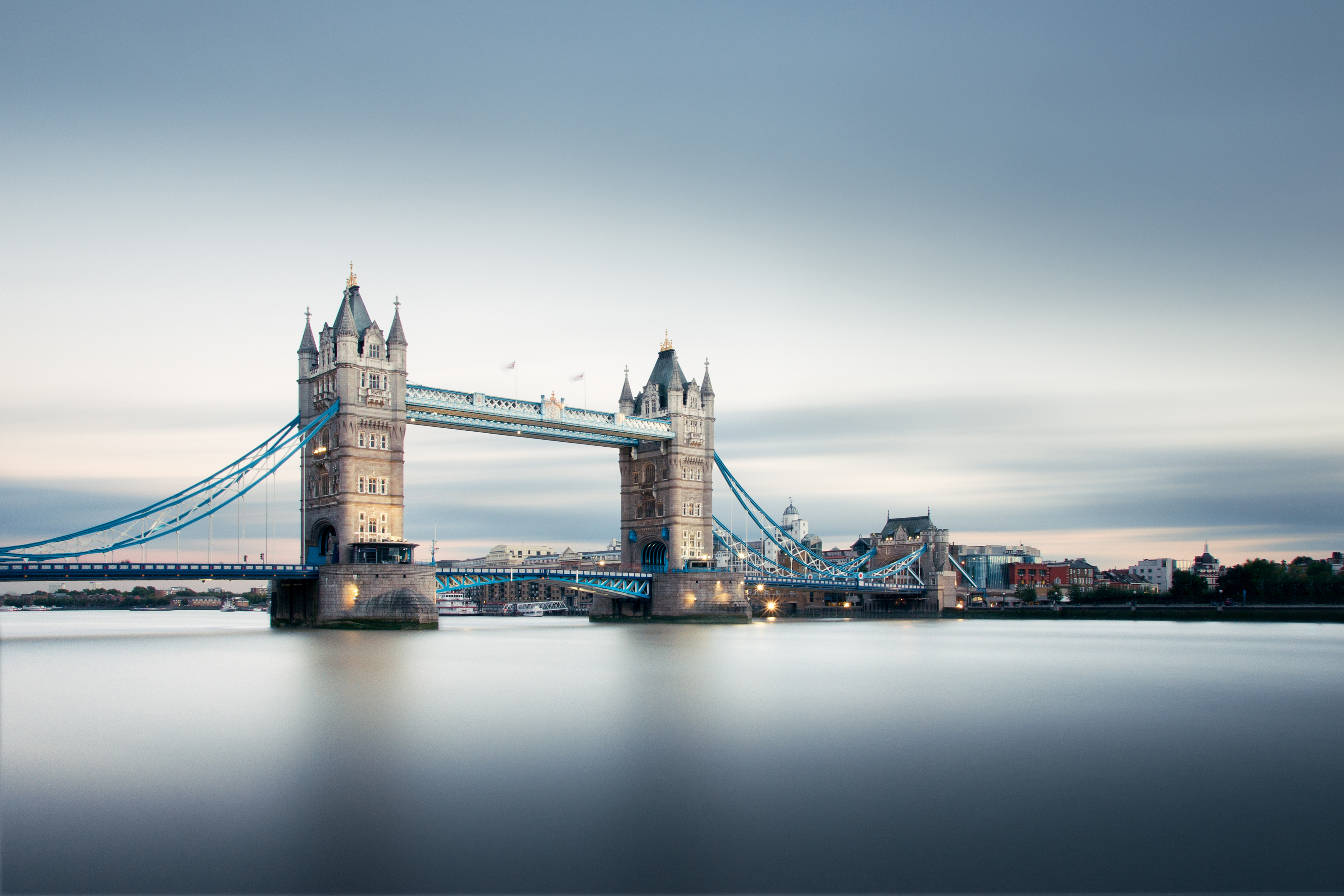 London is white. Тауэрский мост в Лондоне. Биг-Бен Великобритания и бауэрский мост. ТОВЕР бридж город. Лондон Тауэрский мост панорама.